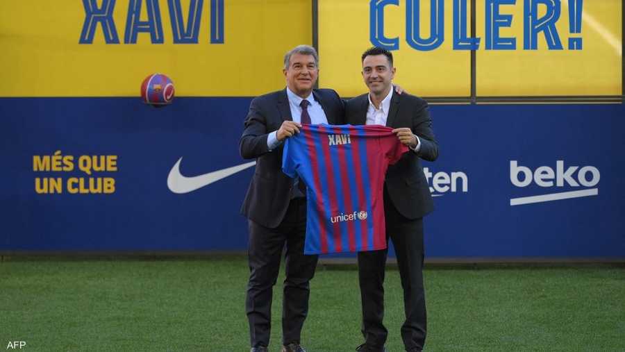 قدمت إدارة النادي الكتالوني تشافي، الذي تألق مع برشلونة لعدة سنوات كلاعب، رسميا في حفل استقبال يقام عادة للاعبين الكبار فقط.