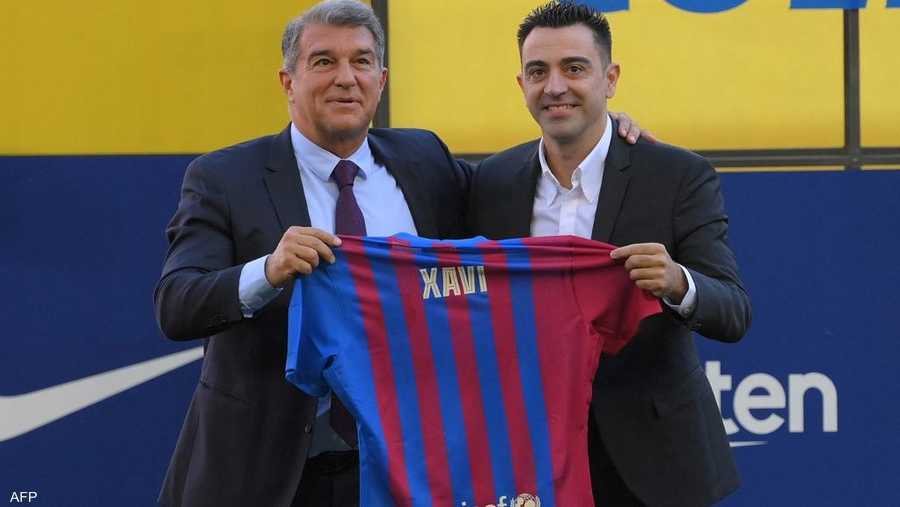 تشافي هيرنانديز ورئيس نادي برشلونة.