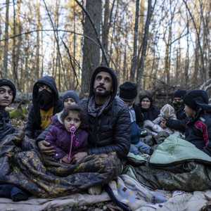 مهاجرون عالقون على الحدود بين بيلاروسيا وبولندا.