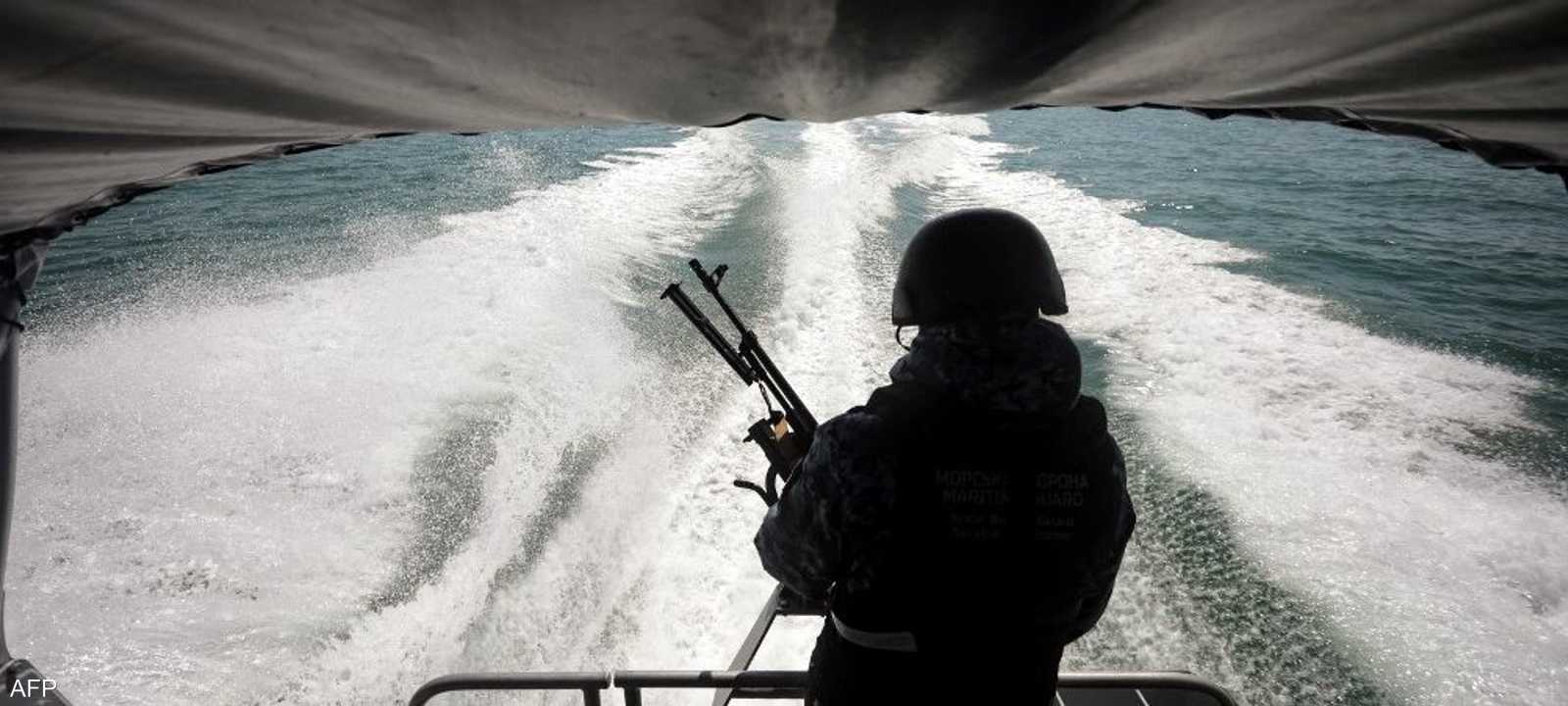 جندي أوكراني على متن دورية في بحر أزوف.