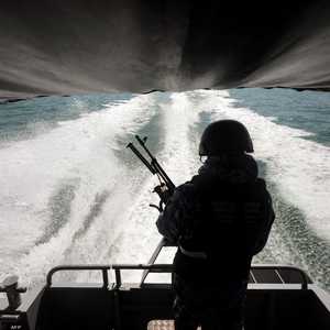 جندي أوكراني على متن دورية في بحر أزوف.