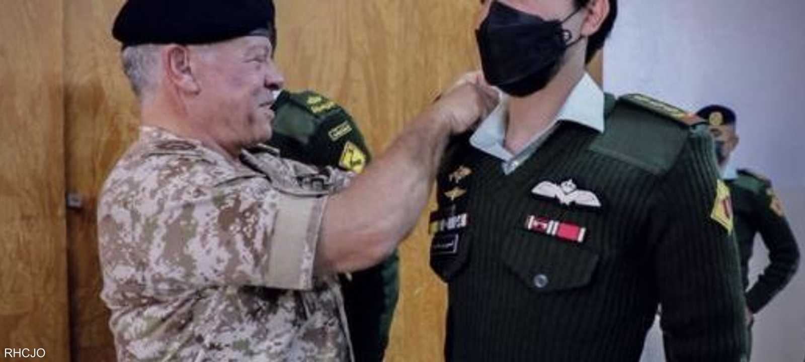 الملك عبد الله الثاني يمنح ولي عهده رتبة نقيب في الجيش.