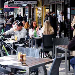 ملبورن.. غير المطعمين لا يحق لهم تناول الطعام بالهواء الطلق