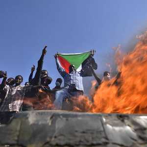 المحتجون في السودان يواجهون الرصاص والغاز المسيل للدموع