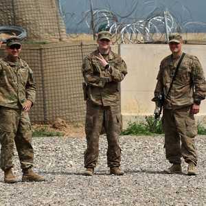 جنود أمام إحدى القواعد العسكرية الأميركية في العراق.