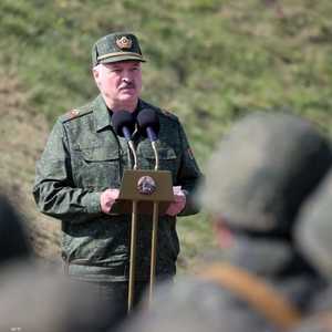 لوكاشينكو يتحدث مع جنود خلال تدريبات عسكرية في سبتمبر.