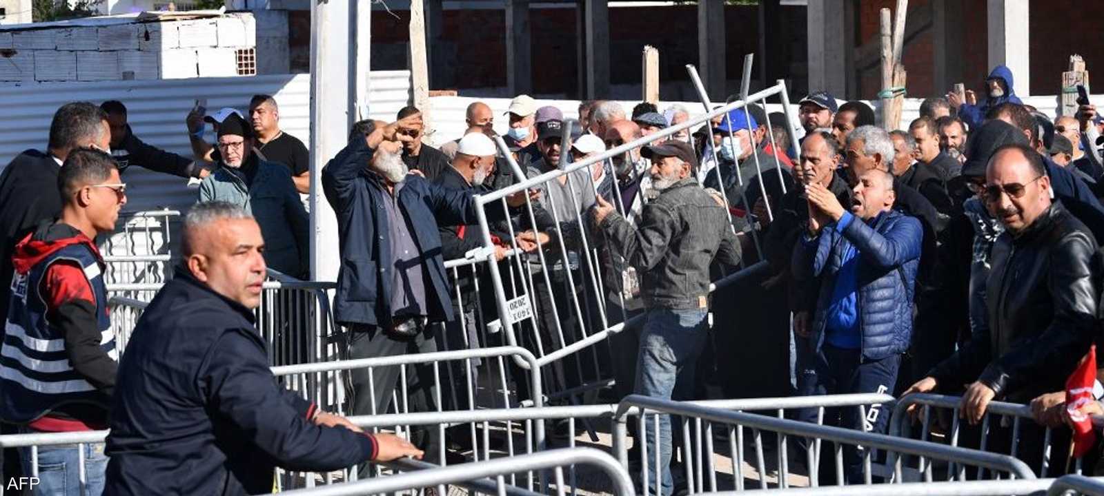 مناصرو الإخوان يحاولون اقتحام البرلمان التونسي.