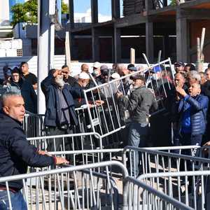 مناصرو الإخوان يحاولون اقتحام البرلمان التونسي.