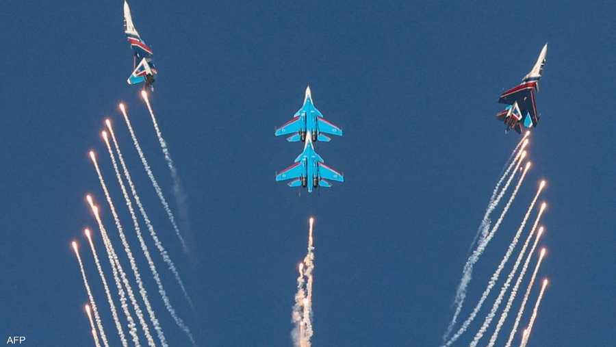 استعراض جوي لفريق "الفرسان الروسي" بطائرة سوخوي Su-27.