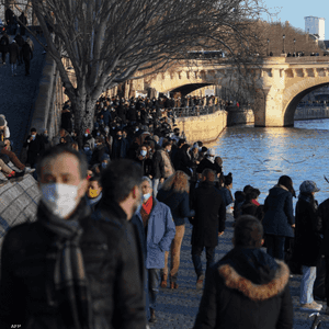 أشخاص يرتدون الكمامات في باريس لمواجهة الوباء