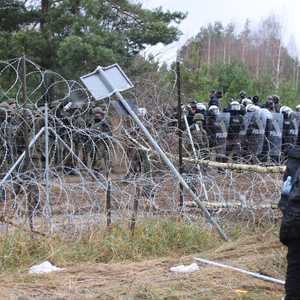 المهاجرون العالقون يكابدون ظروفا صعبة للغاية