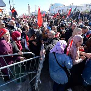 تونسيون من أنصار الإخوان يحاولون اقتحام البرلمان قبل يومين.