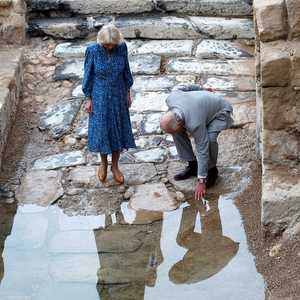 تشارلز وكاميلا زارا المغطس حيث تعمد المسيح على نهر الأردن