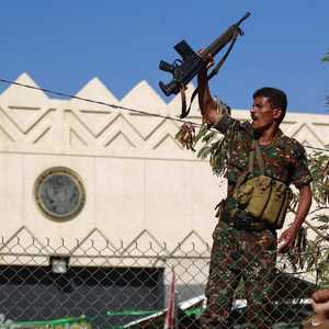 مسلح حوثي أمام مجمع السفارة الأميركية في صنعاء - أرشيف.