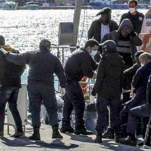 مهاجرون في قبضة الشرطة باليونان.