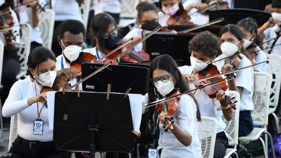 الحفلة الموسيقية جمعت نحو 12 ألف عازف بينهم أطفال في باحة الأكاديمية العسكرية الفنزويلية في كراكاس.