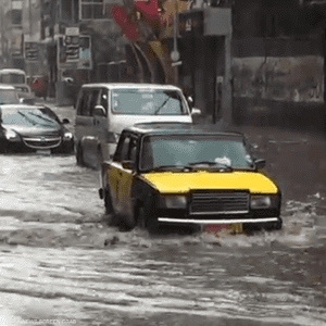 مصر.. موجة أمطار غزيرة تغمر شوارع الإسكندرية