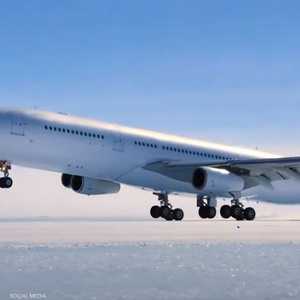 لحظة هبوط طائرة الشحن في أنتاركتيكا