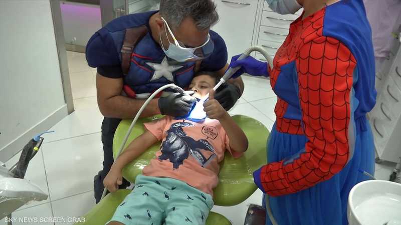 طبيب أسنان يتعامل مع الأطفال عبر الشخصيات الخارقة