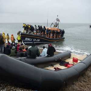 فرنسا اعتقلت مشتبه فيهم بعملية غرق الزورق.