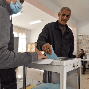 جزائري يدلي بصوته في الانتخابات المحلية