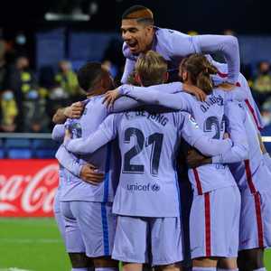 لاعبو برشلونة يحتفلون بالفور على فياريال.