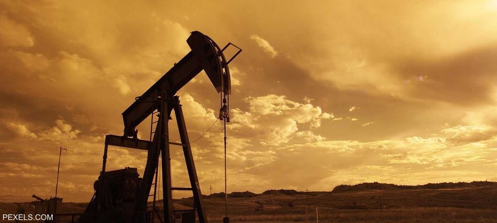تداعيات كورونا لا تزال تلقي بظلالها على أسعار النفط.