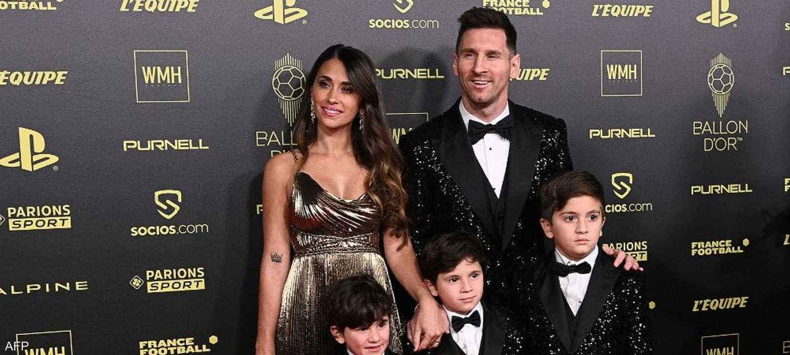 ميسي وأبنائه أثناء الوصول لمقر الجائزة