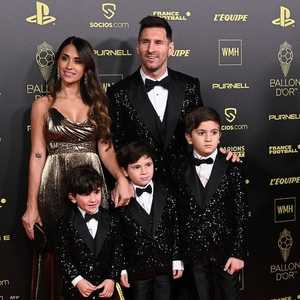 ميسي وأبنائه أثناء الوصول لمقر الجائزة