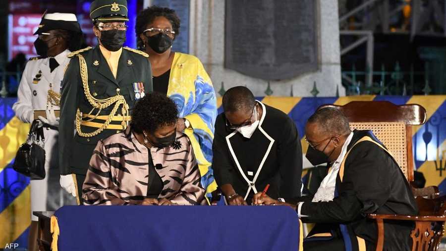 التوقيع على إعلان باربادوس جمهورية.