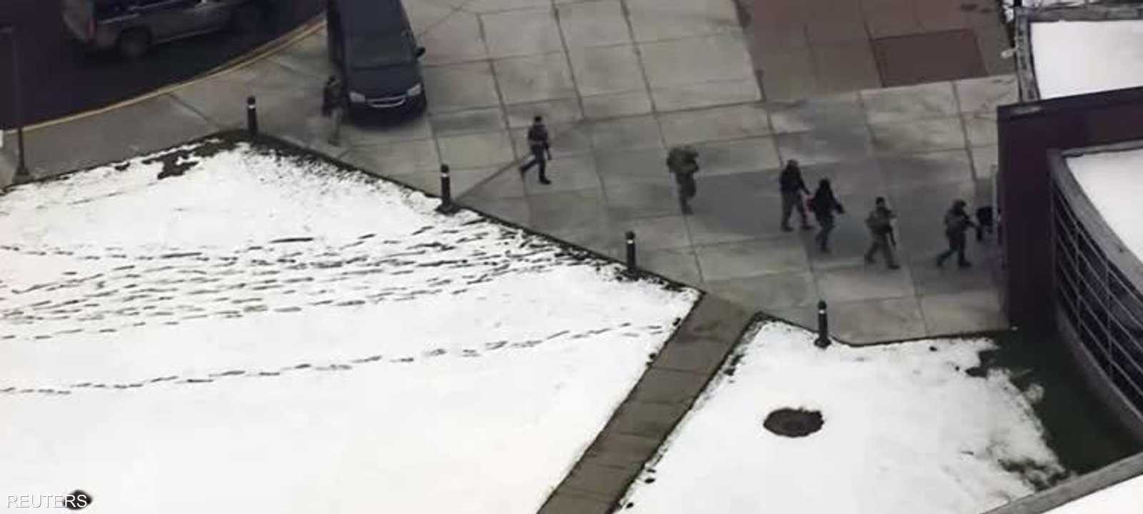 عناصر من الشرطة الأميركية في محيط المدرسة