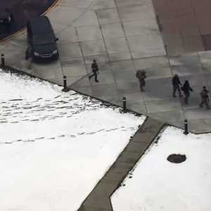 عناصر من الشرطة الأميركية في محيط المدرسة