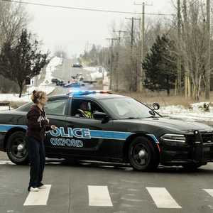 سيارة شرطة مقابل المدرسة التي شهدت إطلاق نار