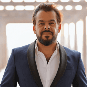 الفنان الأردني منذر رياحنة يستمتع بالبحث عن التحديات