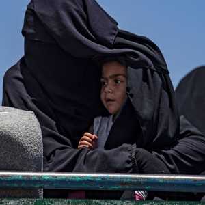 أحد الأطفال في مخيم الهول مع والدته