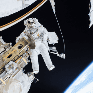 رائد فضاء أميركي وهو "يسير" في الفضاء - أرشيفية