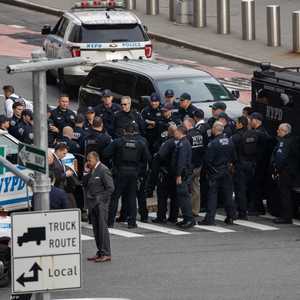 الشرطة ضربت طوقا أمنيا حول المقر.