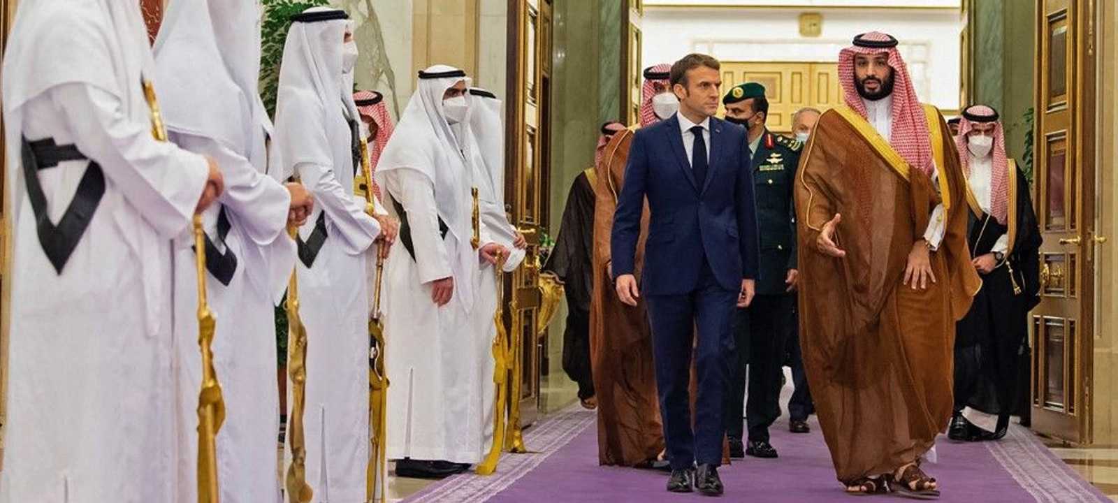 ولي العهد السعودي يستقبل الرئيس الفرنسي