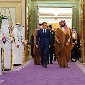 ولي العهد السعودي يستقبل الرئيس الفرنسي