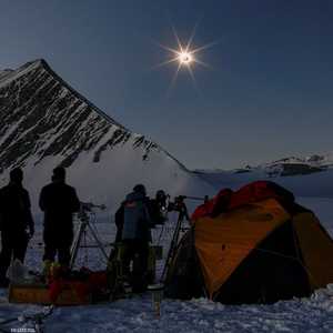 مشهد نادر شاهده عدد صغير من العلماء