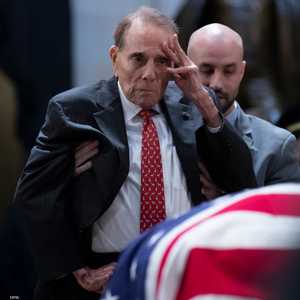 بوب دول في جنازة الرئيس الراحل جورج بوش الأب