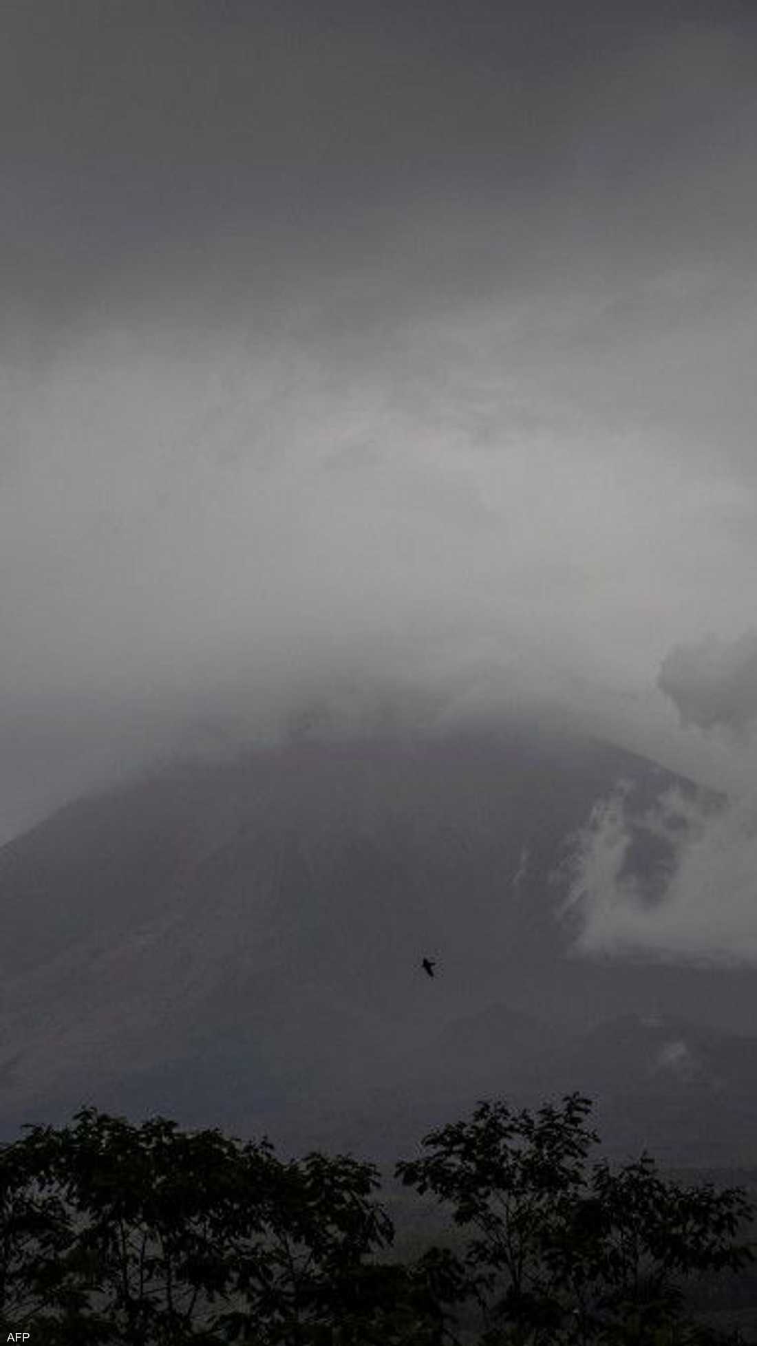 نشاط بركان سيميرو في إندونيسيا يعيق جهود فرق الإنقاذ