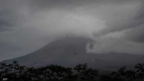 نشاط بركان سيميرو في إندونيسيا يعيق جهود فرق الإنقاذ