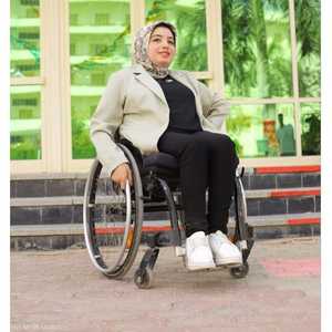 هبة عز العرب أول مذيعة مصرية على كرسي متحرك