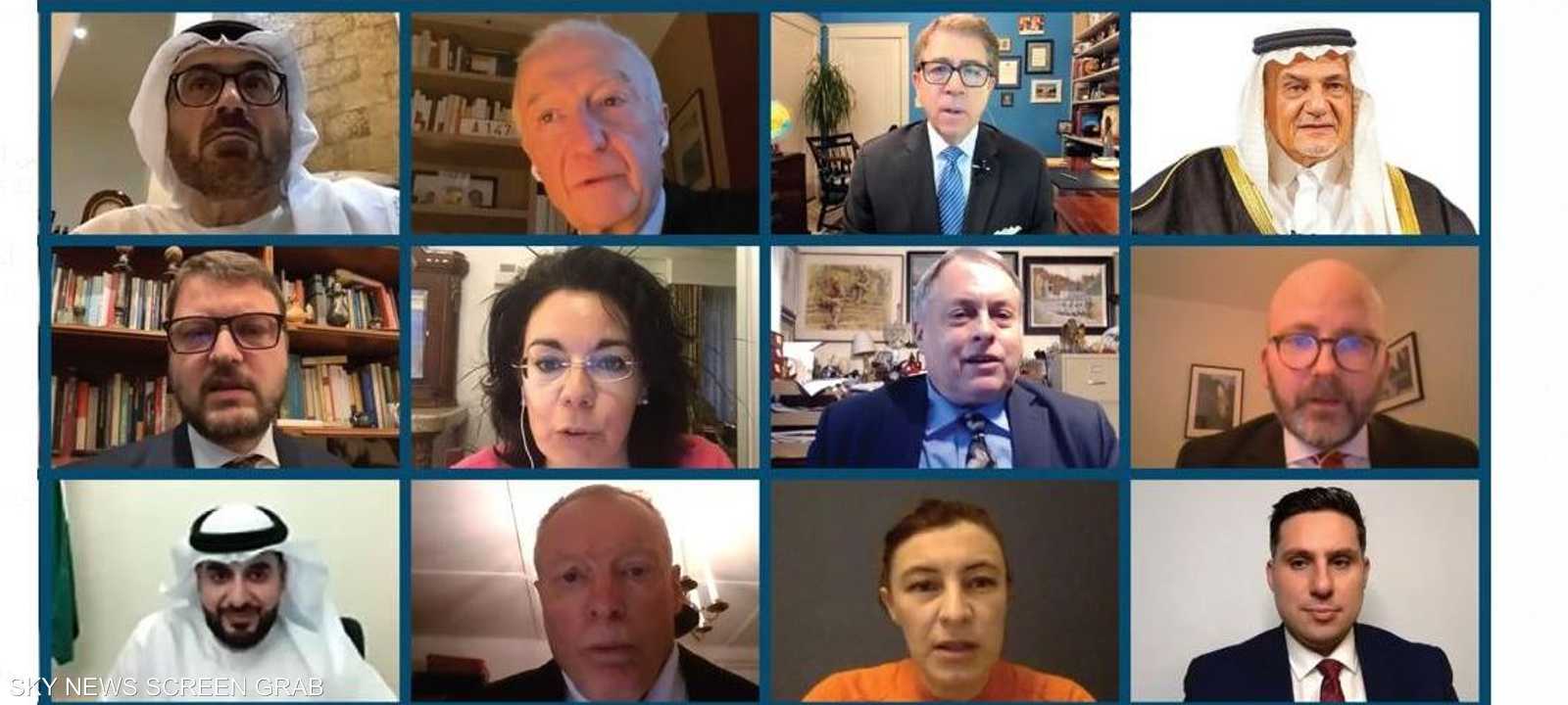 عدد من المشاركين في الندوة