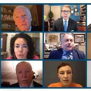 عدد من المشاركين في الندوة