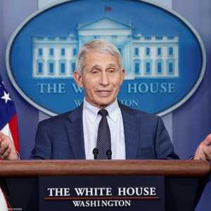 فاوتشي يطمئن العالم بشأن خطورة أوميكرون