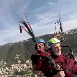 نقولا فرح.. ابن الـ87 عاما محلقا بالمظلة