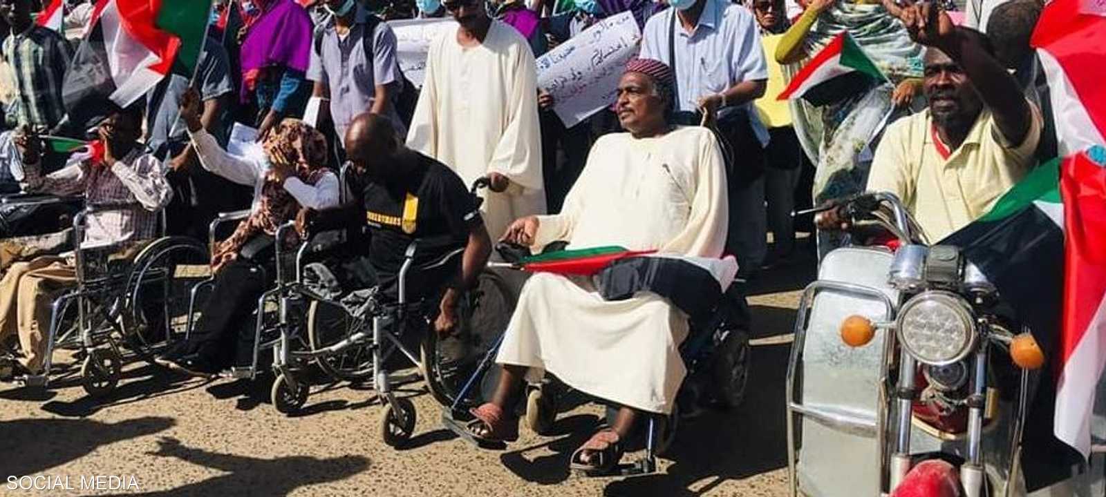 متظاهرون من أصحاب الهمم يشاركون في تظاهرة بالخرطوم.