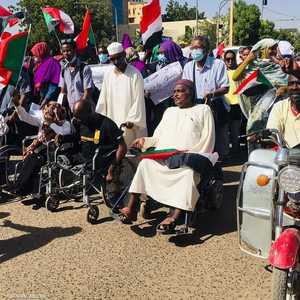 متظاهرون من أصحاب الهمم يشاركون في تظاهرة بالخرطوم.